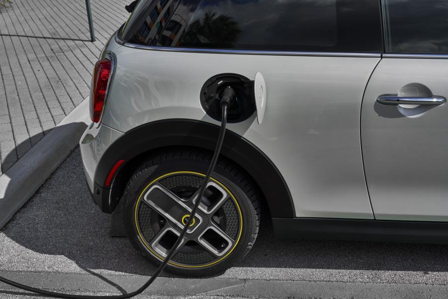 Детали экстерьера Mini Cooper SE (F56) 2020 года  (NA) (фото 285 из 342)